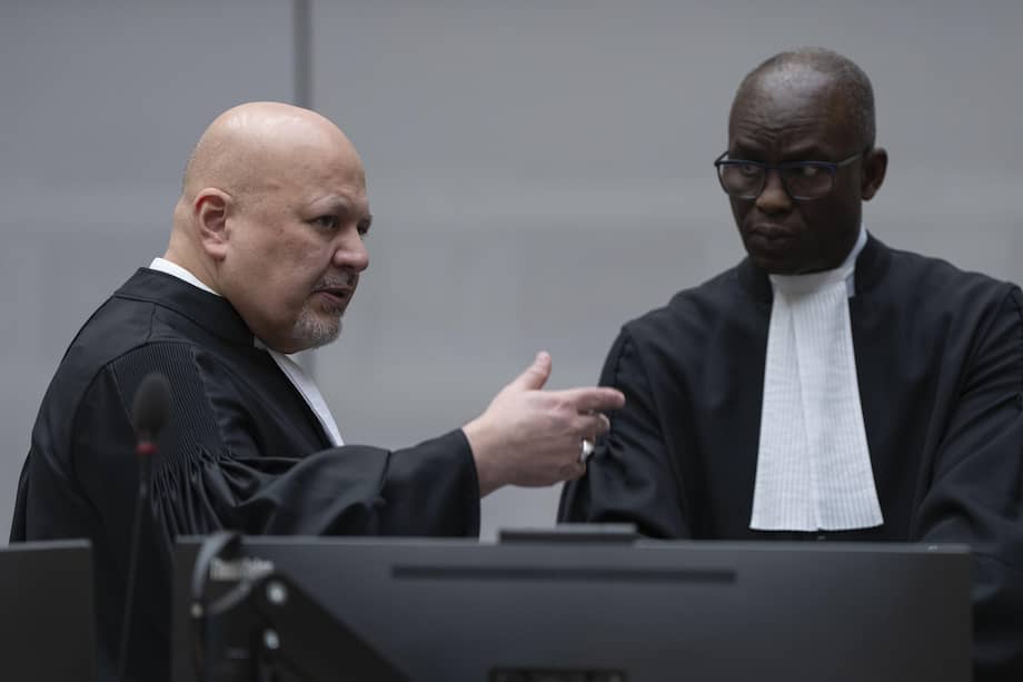 El exfiscal jefe Karim Khan (izquierda) habla con el fiscal adjunta Mame Mandiaye Niang mientras esperan al expresidente filipino Rodrigo Duterte.