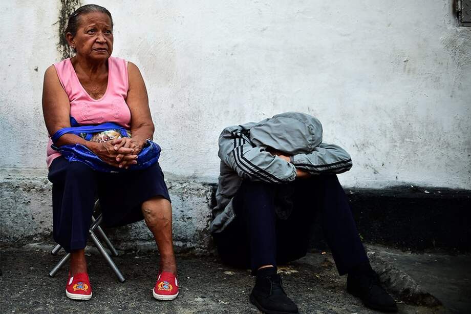 Venezolanos entierran a sus muertos en ataúdes de cartón