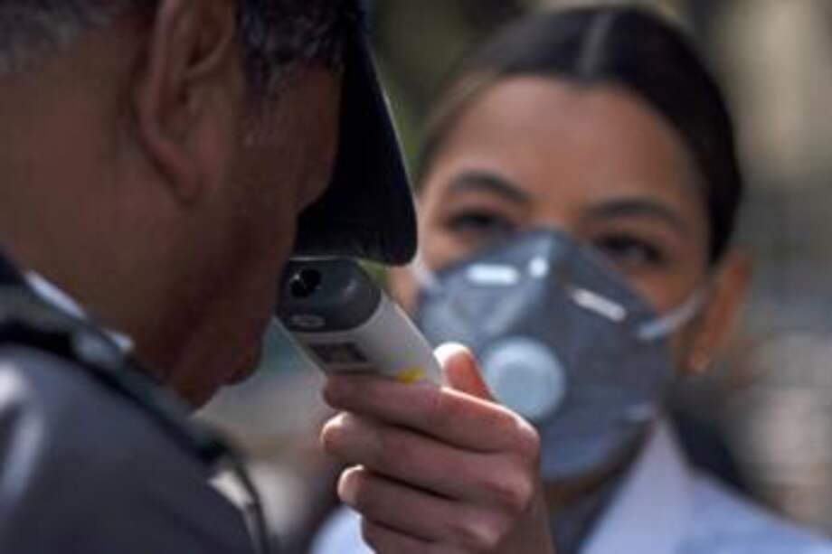 Imagen de una de las reiteradas escenas que viven los mexicanos por estos días de crisis. / Afp