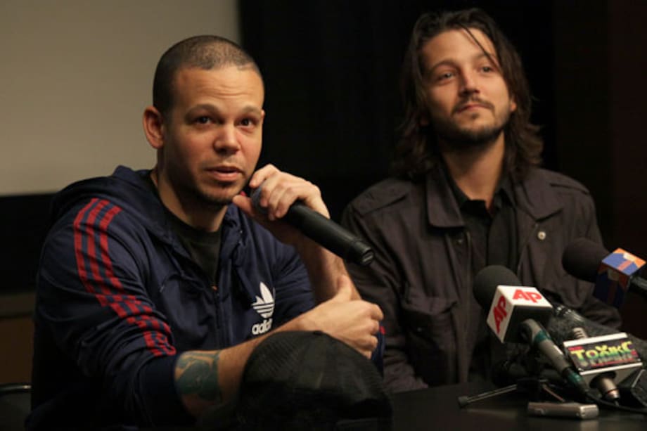 Calle 13 y Diego Luna presentan el videoclip de “El baile de los pobres”