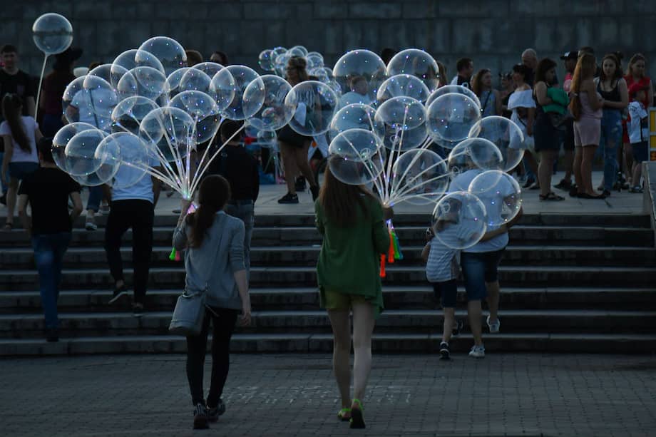 Dos mujeres rusas a la entrada del estado de Ekaterinburg, uno de los lugares que acoge el Mundial. / AFP