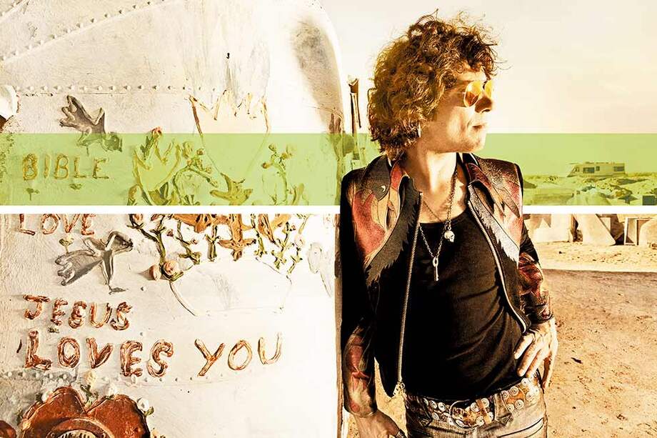 El español Enrique Bunbury afirma que navegar sin rumbo fijo siempre es una buena metáfora de la vida. / Cortesía Warner Music