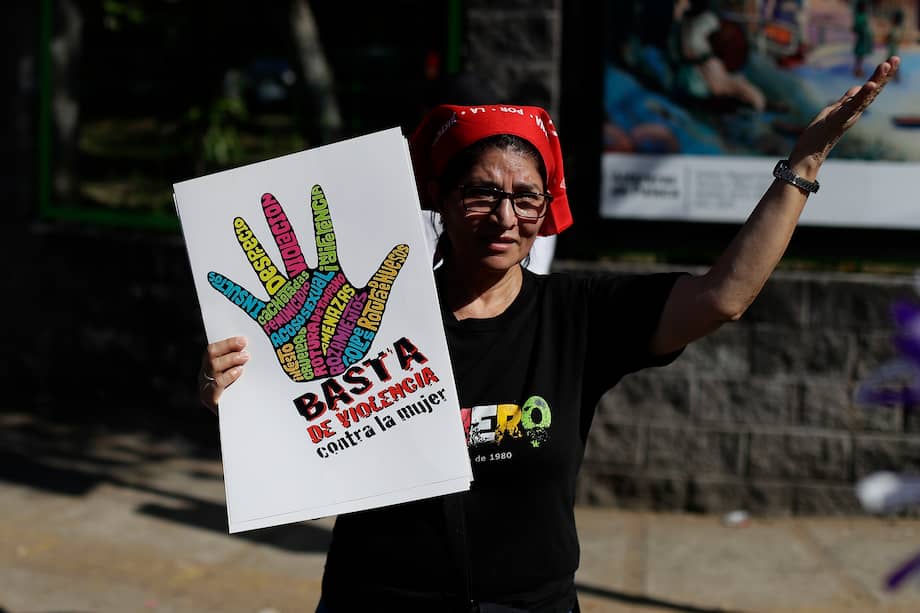 Mujeres marcharon en el Día Internacional de la Eliminación de la Violencia contra la Mujer, "25N", hoy en San Salvador (El Salvador).