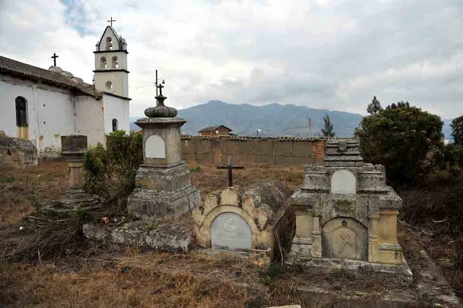 El cementerio, que tiene tumbas de hace dos siglos, está abandonado desde 1964. / Andrés Torres.