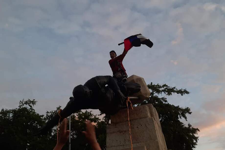 Durante el paro nacional en la ciudad de Cali, el pueblo Misak derribó la estatua en memoria del fundador español Sebastián de Belalcázar.