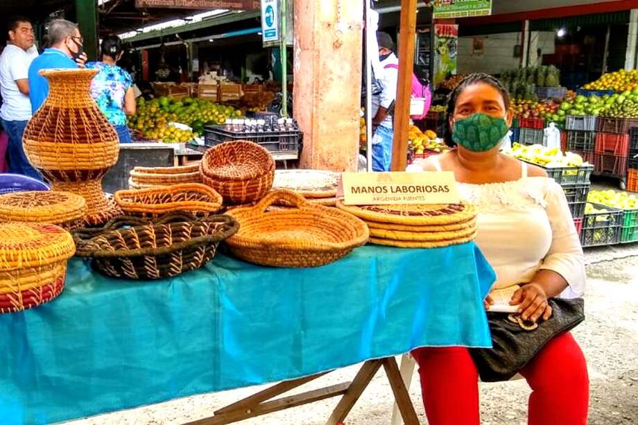 Argénida Fuentes, creadora del emprendimiento Manos Laboriosas, dedicado a la producción de artículos con cepa de plátano. Vive en la vereda Las Camelias, corregimiento de Turbo (Antioquia).