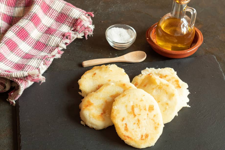 Estas arepas rellenas de queso puedes disfrutarlas también con miel.