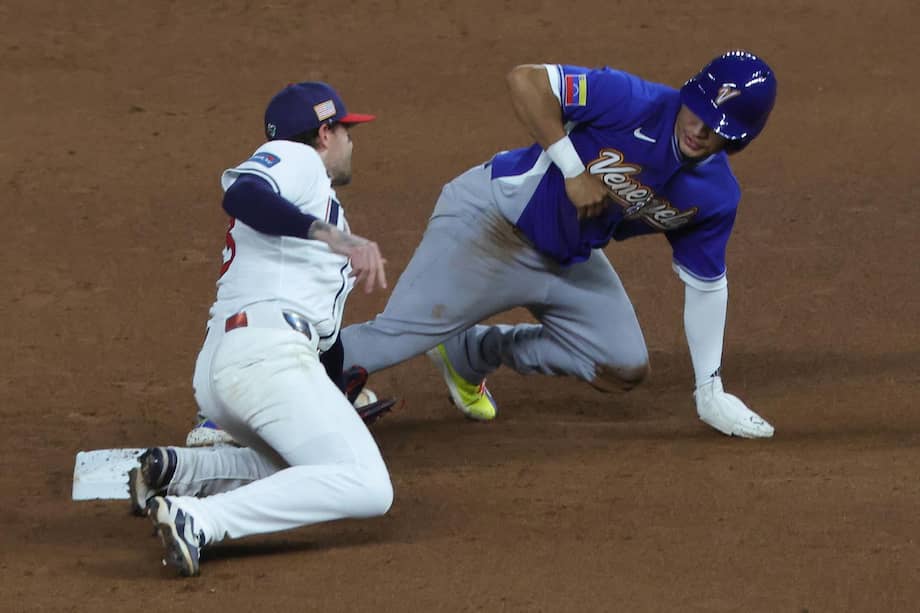 El venezolano Javier Sanoja frente al estadounidense Brice Turang durante la final del Clásico Mundial de Béisbol 2026, celebrado en Miami.