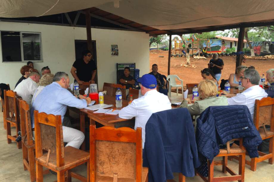 La delegación durante su visita a la ETCR Tierra Grata, en Cesar. / Captura de pantalla de Twitter
