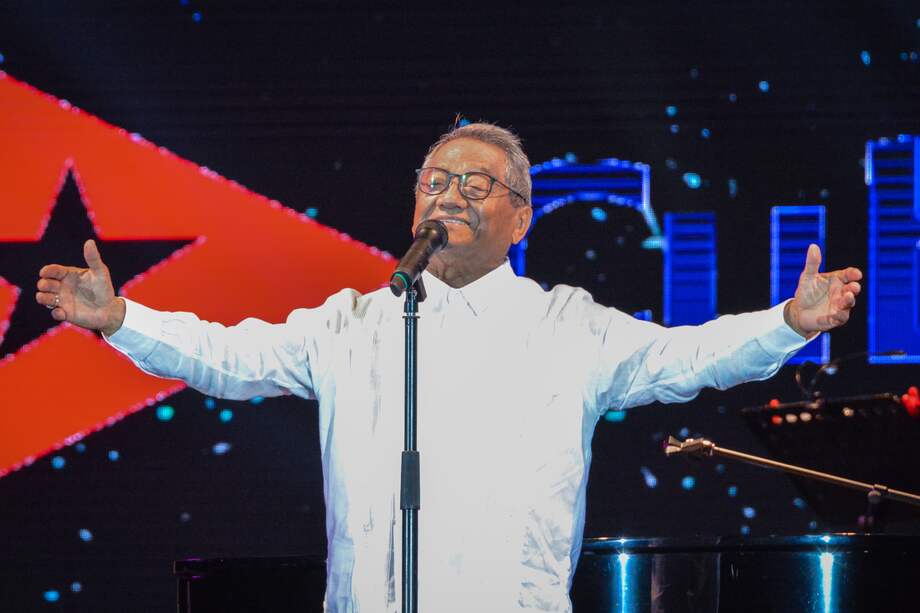 (FILES) In this file photo taken on July 15, 2018 Mexican singer and composer Armando Manzanero performs during a show in Havana. - Mexican renown composer Armando Manzanero, icon of romantic music, was admitted to a hospital with COVID-19, informed on December 17, 2020 the Mexican Society of Authors and Composers, which he presides. (Photo by JORGE BELTRAN / AFP)