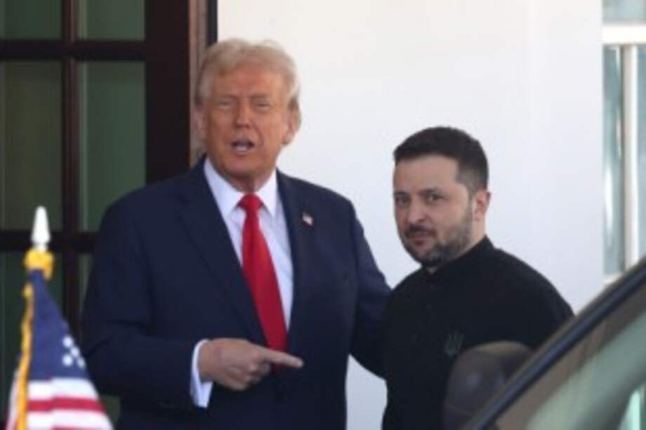 El presidente de los Estados Unidos, Donald Trump, saluda al presidente de Ucrania, Volodymyr Zelensky, cuando llega a la Casa Blanca en Washington