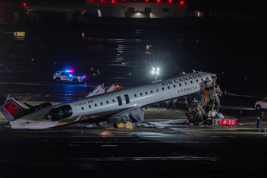 Servicios de emergencia trabajan en el lugar del accidente de un avión de Air Canada en el Aeropuerto Internacional LaGuardia, en el distrito de Queens, Nueva York, Estados Unidos, el 23 de marzo de 2026.