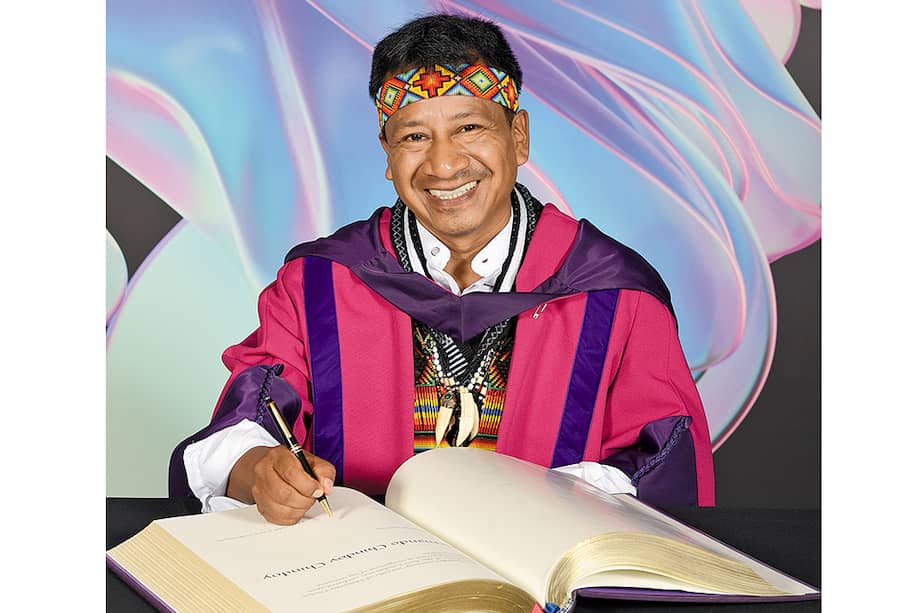 La Universidad de las Artes de Londres destacó que Hernando Chindoy Chindoy es un ejemplo en la lucha por la naturaleza y la protección de los derechos humanos de los indígenas desde 1994. Aquí mientras firmaba el libro de doctores de la institución inglesa.