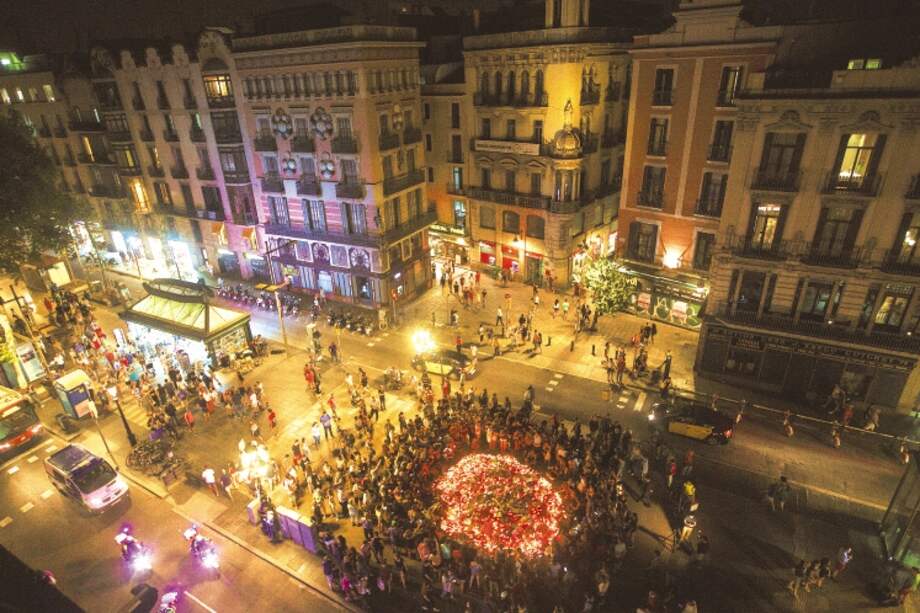 Imagen de la reunión de algunos de los familiares de las víctimas, luego del aentado del jueves pasado en Barcelona.