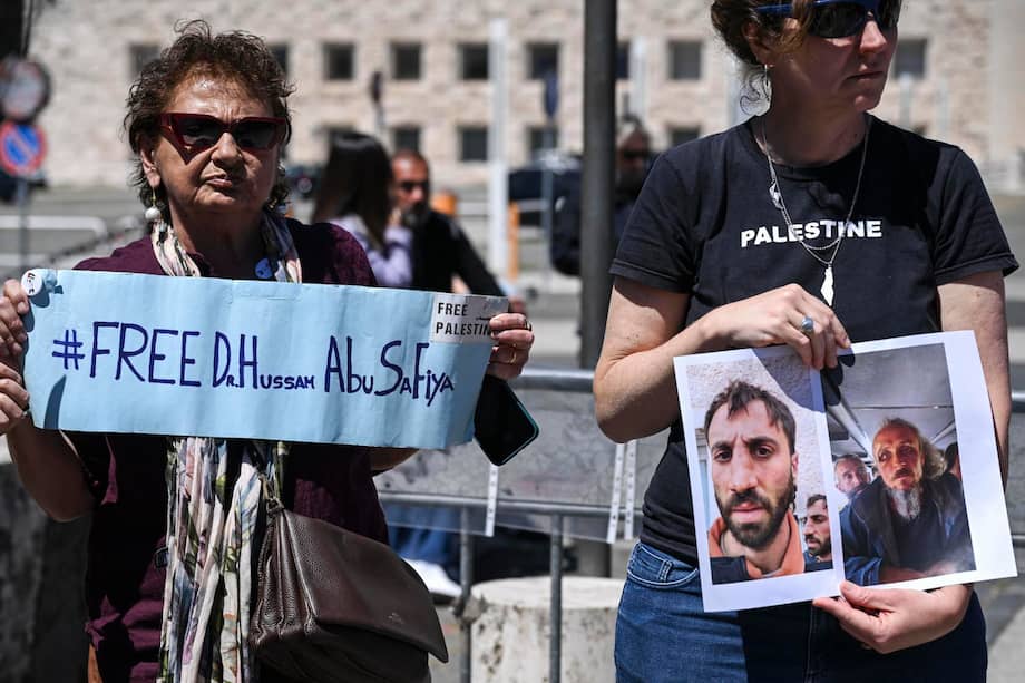 Durante la manifestación frente al Farnesina, se exhiben fotografías de activistas heridos por soldados israelíes para exigir la liberación de dos activistas de la Flotilla Global Sumud (GSF), Saif Abukeshek y Thiago Avila.