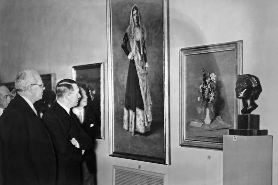 Adolfo Hitler durante una exposición de arte en Alemania. 15 mil obras de arte fueron decomisadas en ese entonces.