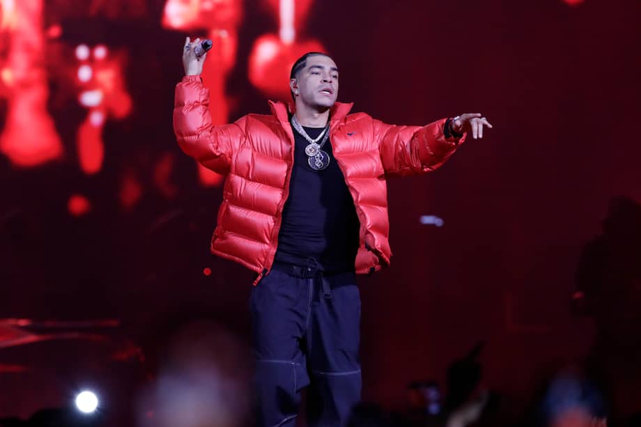 AME6848. BOGOTÁ (COLOMBIA), 06/09/2024.- El cantante y compositor colombiano de música urbana, Ryan Castro, canta durante un concierto en el Movistar Arena este viernes, en Bogotá (Colombia). EFE/ Carlos Ortega