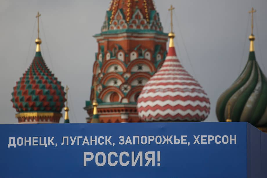 Un escenario con un cartel que dice "Donetsk, Luhansk, Zaporiyia, Jersón, Rusia" durante los preparativos para una celebración frente a la Catedral de San Petersburgo.