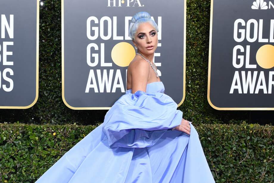Lady Gaga en la alfombra roja de los Globos de Oro. / AFP