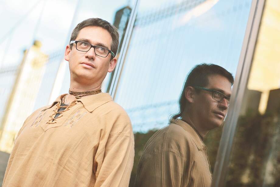 Pedro Pablo Tatay, director del documental “Quintín Lame, raíz de pueblos”, que recoge los testimonios de quienes lo conocieron y las enseñanzas escritas por el gran jefe indígena. /Gustavo Torrijos