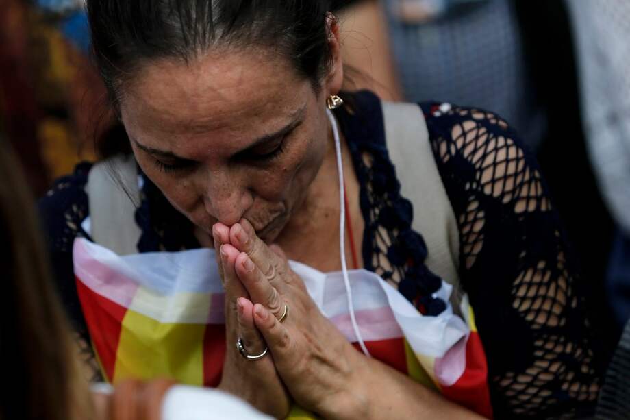 Una mujer reza antes de la declaratoria de independencia; nadie sabe qué puede seguir. / AFP
