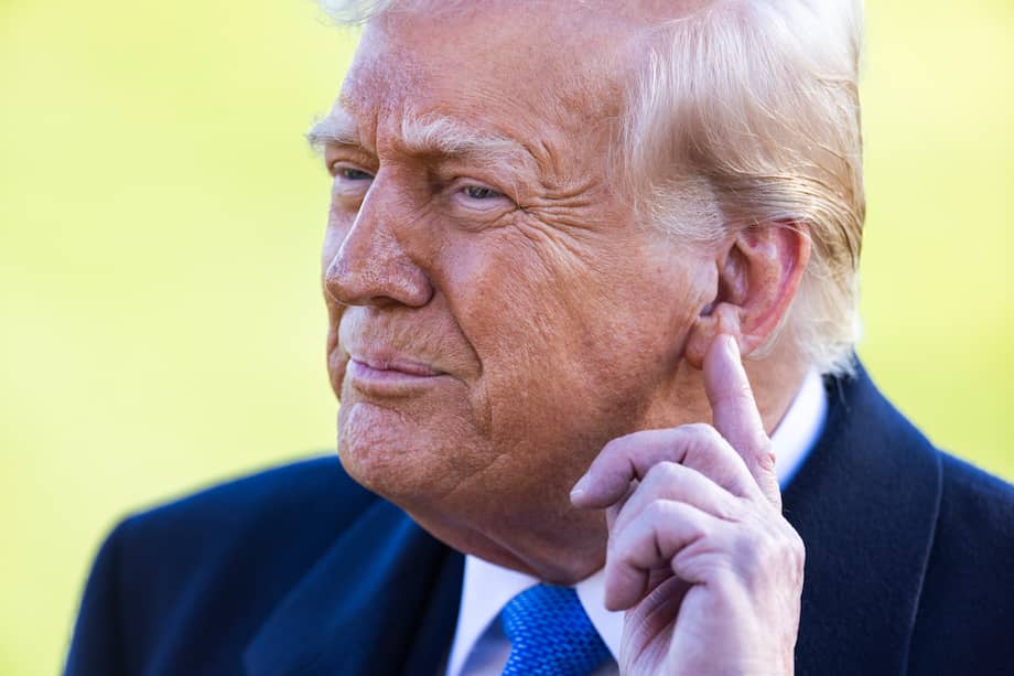 El presidente Donald Trump habla ante un grupo de periodistas.