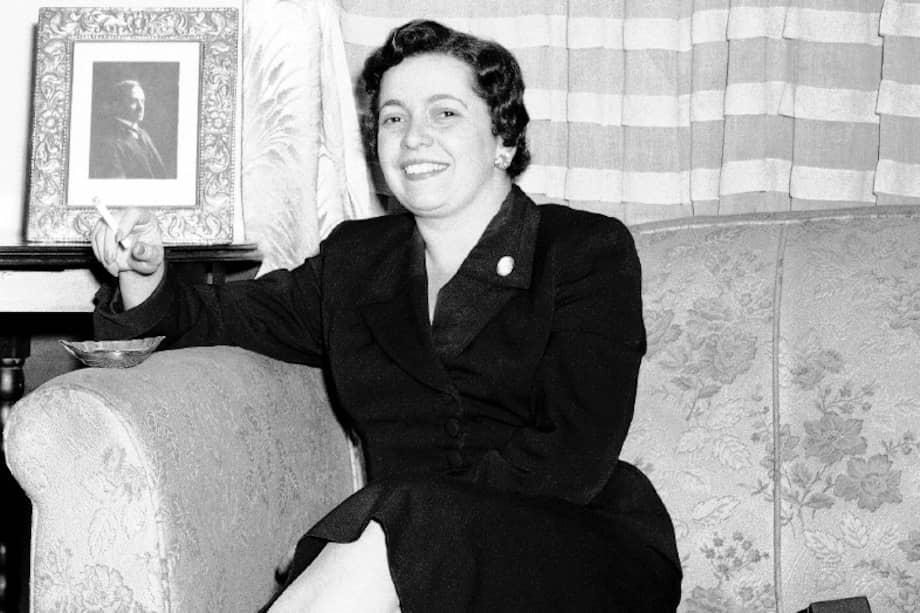En 1958, se convirtió en la primer mujer electa al Senado en Colombia.