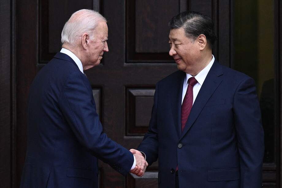 El presidente estadounidense Joe Biden saluda al presidente chino Xi Jinping antes de una reunión durante la semana de líderes del Foro de Cooperación Económica Asia-Pacífico (APEC) en Woodside, California, el 15 de noviembre de 2023.