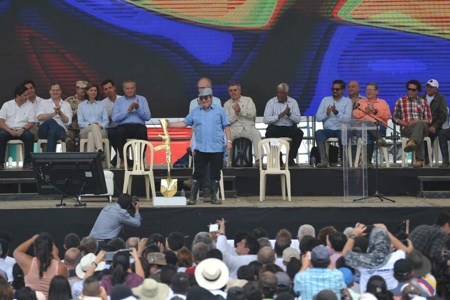 Rodrigo Londoño, conocido en la guerra como Timochenko, durante el acto de dejación de armas individuales hace un año en Mesetas (Meta)./Gustavo Torrijos.