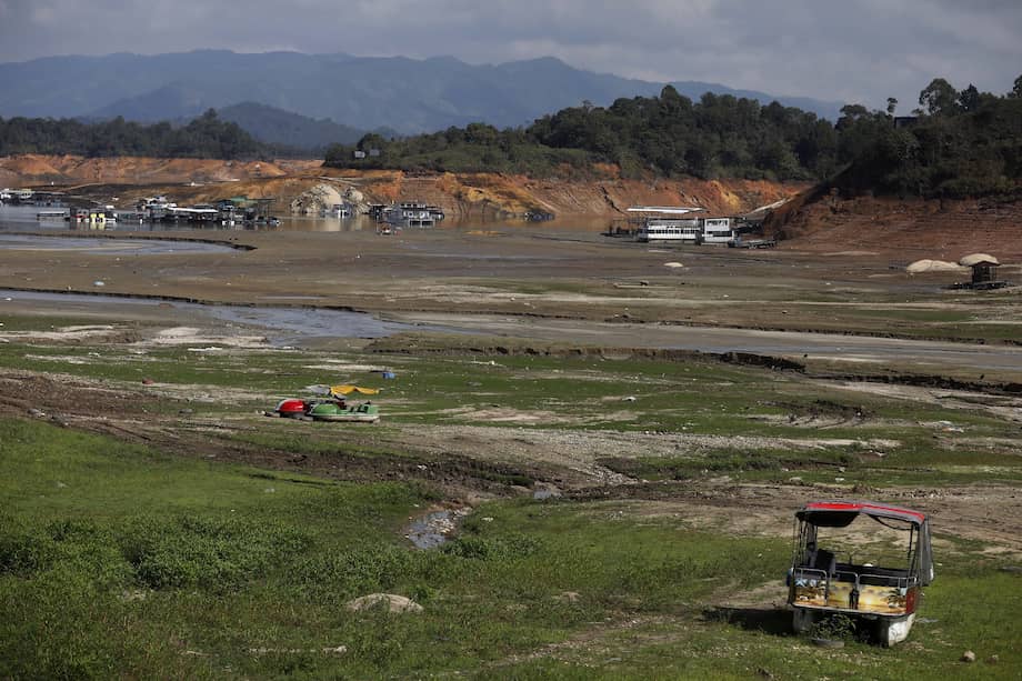Foto del embalse de Guatapé en abril de 2024. El Ministerio de Ambiente advirtió que esta vez podría configurarse uno de los fenómenos de El Niño más intensos desde 1950.
