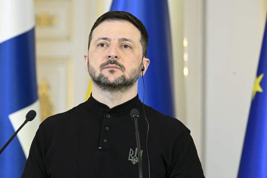 El presidente ucraniano, Volodymyr Zelensky (izq.), escucha al presidente finlandés mientras éste se dirige a su homólogo en una conferencia de prensa conjunta.