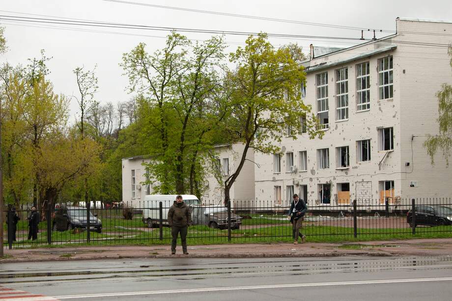 Un edificio dañado cerca del lugar de un ataque con misiles en Chernihiv, norte de Ucrania.