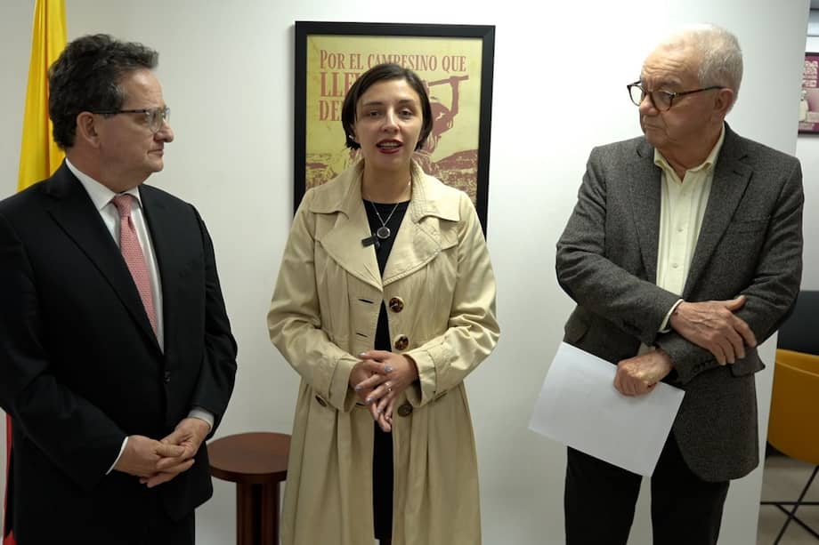 Ricardo Lozano, presidente de la Junta Directiva de Induarroz; Martha Carvajalino, ministra de Agricultura, y Rafael Hernández, gerente general de Fedearroz.