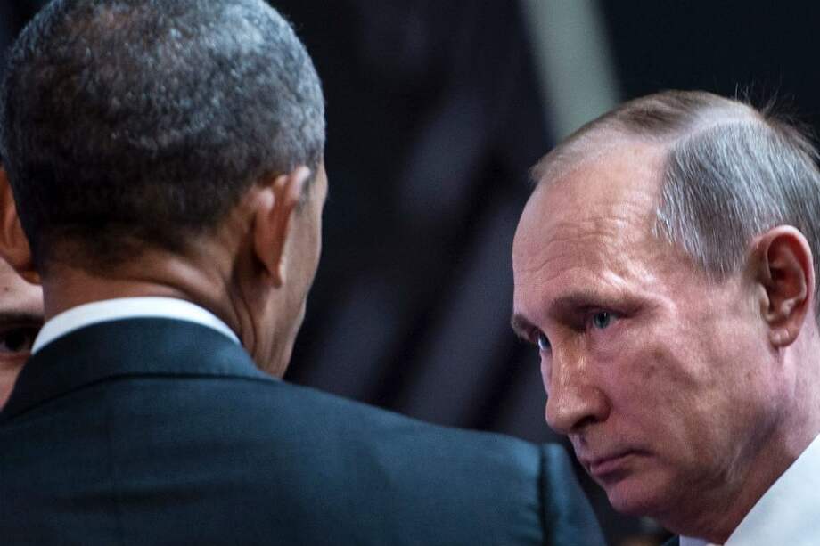 Barack Obama y Vladimir Putin durante la cumbre de la APEC en Lima, Perú. / AFP