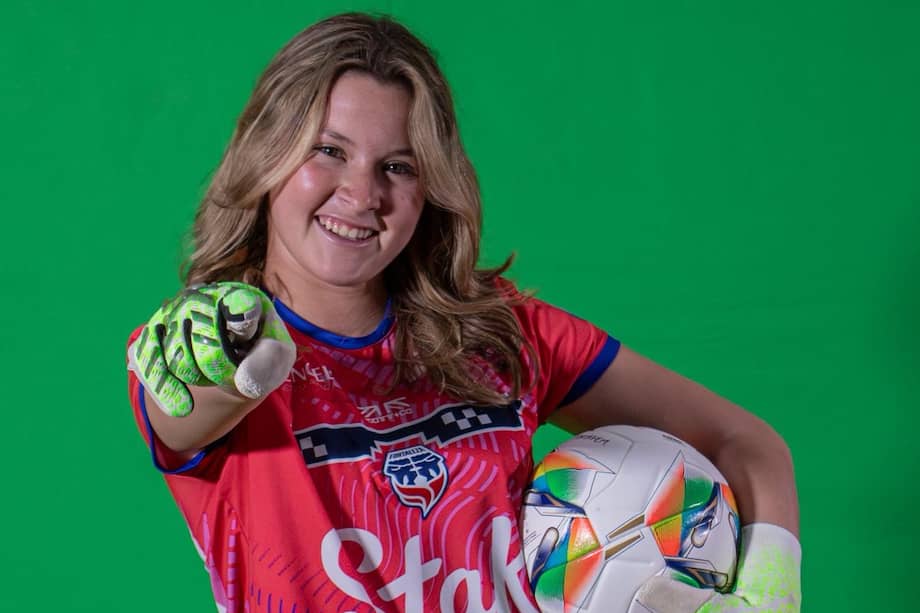 Maria Paz Mora con el equipo femenino Sub-20 de Fortaleza CEIF, uno de los clubes de la Liga femenina Betplay Dimayor 2026.