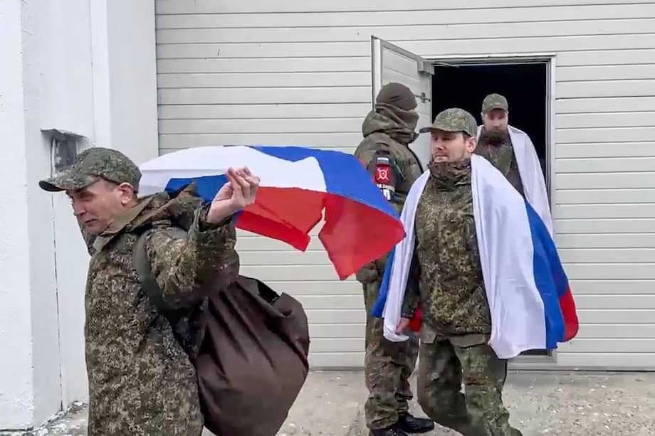 Una imagen fija tomada de un video distribuido por el servicio de prensa del Ministerio de Defensa ruso muestra a prisioneros de guerra rusos reaccionando tras un intercambio de prisioneros en un lugar no revelado de Bielorrusia, el 11 de abril de 2026.