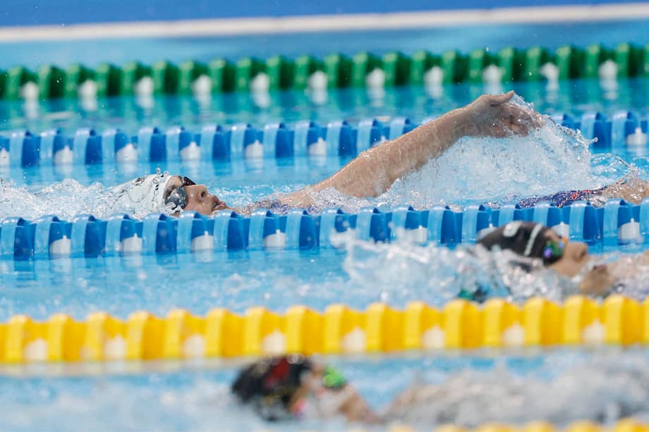 La iniciativa está dirigida tanto a quienes quieren aprender a nadar como a quienes buscan mejorar su técnica, en escenarios diseñados para la práctica deportiva y el bienestar físico.