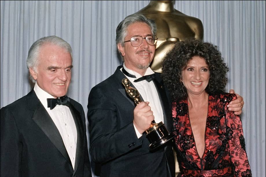 Jack Valenti (izq.), presidente de la Motion Picture Association of America, aparece junto al director argentino Luis Puenzo y la actriz Norma Aleandro después de que Puenzo ganara el Óscar a la Mejor película extranjera por “La historia oficial” en la 58ª edición de los premios de la Academia, celebrada en el Music Center el 24 de marzo de 1986.