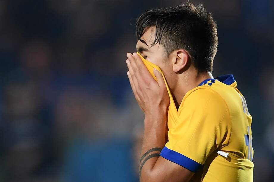 Dybala tras errar el penal que significaba el triunfo. / AFP