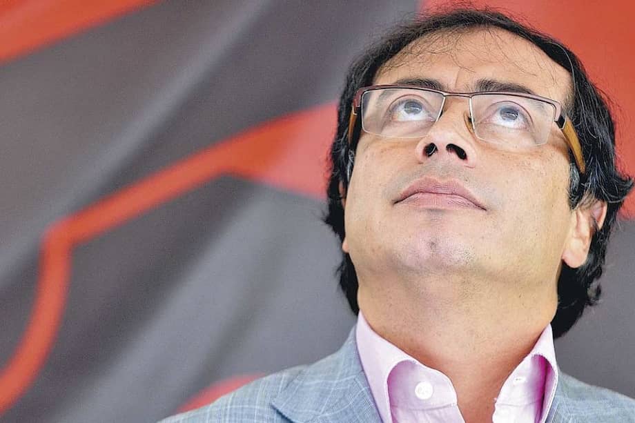 Petro propone no usar celular en la calle para evitar robos