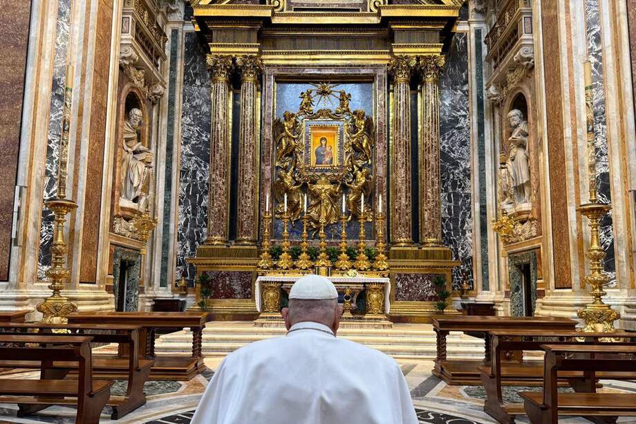 El papa Francisco rezando en la Basílica de Santa María la Mayor de Roma este 12 de abril.