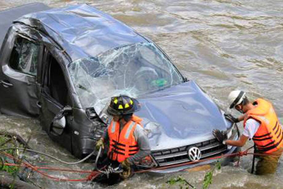 Camioneta quedó sumergida en el río Medellín