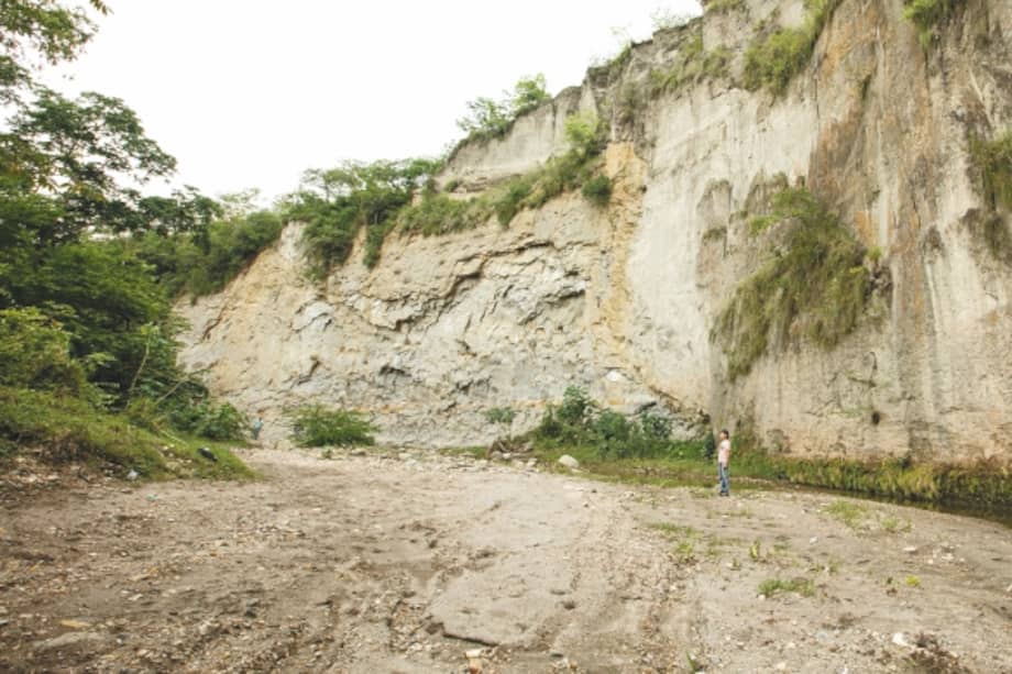 Quebrada de Chagualá: en las paredes de roca se ven las huellas de la avalancha más antigua generada por el Machín hace 9.000 años. / Alejandra Cardona, Servicio Geológico Colombiano