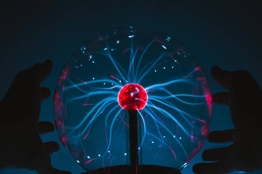 La energía estática está detrás de los toques eléctricos que damos a otras personas.