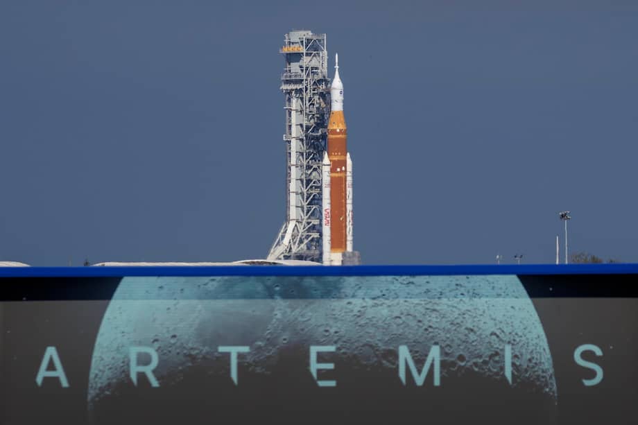 TTV06. BOGOTÁ (COLOMBIA), 31/03/2026.- Fotografía de archivo fechada el 25 de febrero de 2026 del cohete SLS (Space Launch System) con una cápsula Orion, parte de la misión Artemis 2, siendo transportado desde la plataforma de lanzamiento 39B de regreso al Edificio de Ensamblaje de Vehículos (VAB) de la NASA en el Centro Espacial Kennedy en Titusville, Florida (EE.UU.). A un día del lanzamiento programado de la misión Artemis II, la NASA tiene todo listo para el despegue de su misión más ambiciosa en décadas, que prevé trasladar a cuatro astronautas a la órbita lunar por primera vez desde 1972. EFE/EPA/CRISTOBAL HERRERA-ULASHKEVICH ARCHIVO