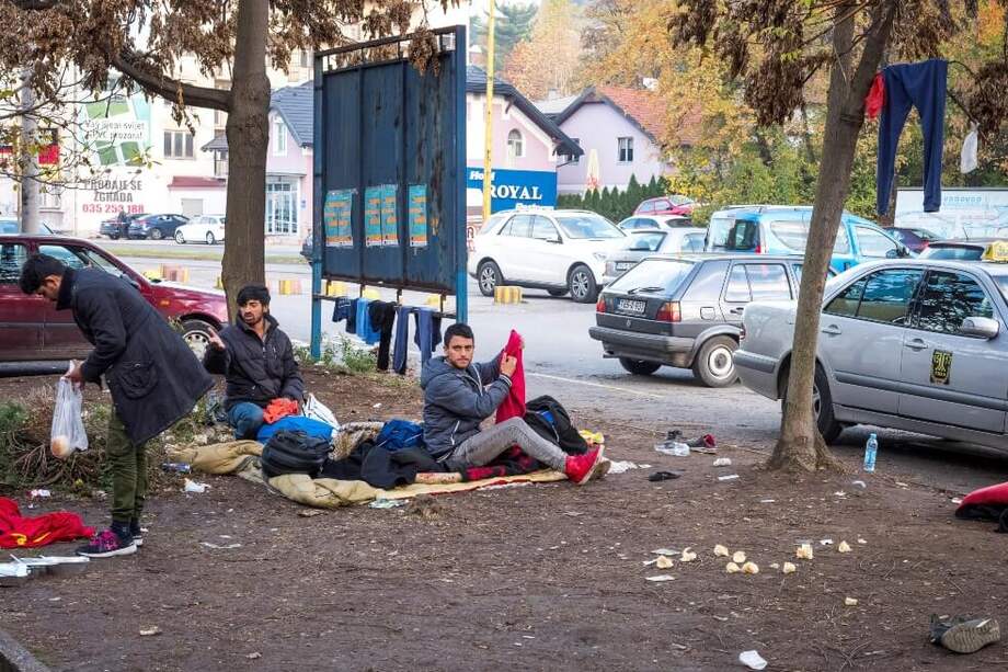 Varios inmigrantes, en su mayoría hombres afganos, duermen desde hace semanas a la intemperie en la ciudad bosnia de Tuzla. / EFE