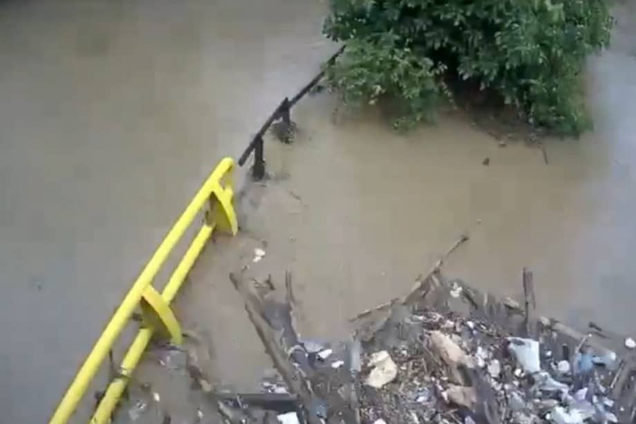 El registro de la Siata mostró el incremento acelerado del caudal de la quebrada minutos antes de que el agua saliera de su cauce.