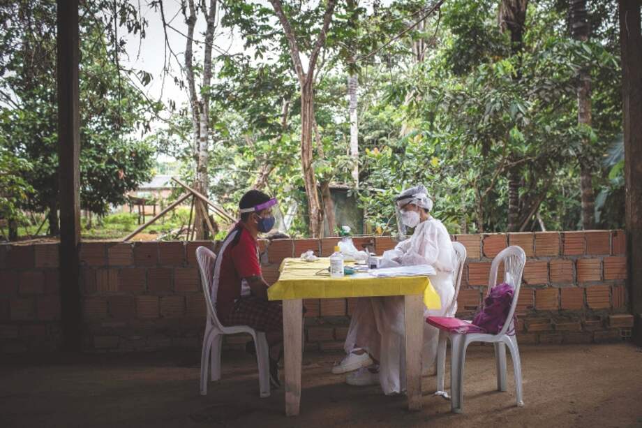 ACOMPAÑA CRÓNICA***AME3246. MANAOS (BRASIL), 30/05/2020.- Personal de salud realiza exámenes el viernes 30 de mayo en la comunidad Bela Vista do Jaraqui, golpeada por la pandemia COVID-19, en la zona rural de Manaos, Amazonas (Brasil). En el estado brasileño del Amazonas, uno de los más castigados por la pandemia, la atención médica a las comunidades ribereñas llega por las aguas del río Negro, las mismas por las que el coronavirus comienza a adentrarse en la selva. Los equipos de médicos navegan por los ríos amazónicos y cruzan una espesa vegetación para visitar a las comunidades rurales del interior, realizarles pruebas y orientarlas sobre las medidas de prevención en el combate al COVID-19. EFE / RAPHAEL ALVES30