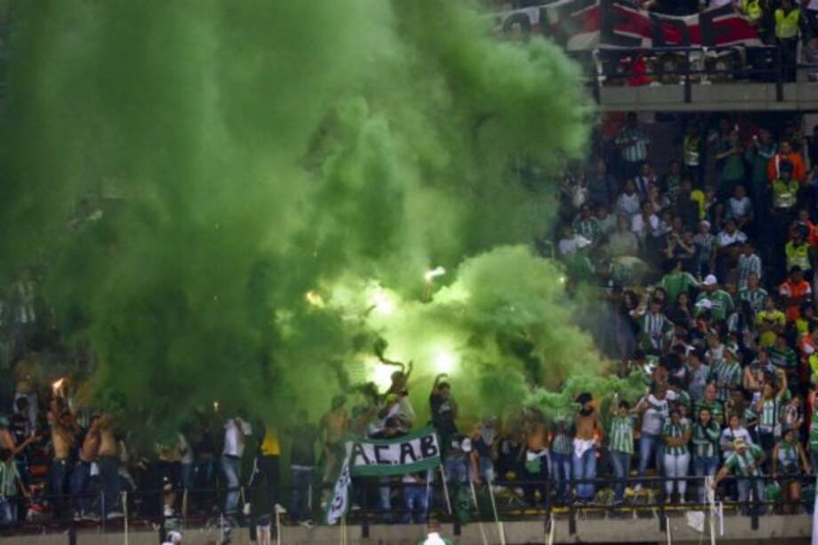 Hinchas de Nacional protagonizan pelea en El Dorado. Foto: AFP