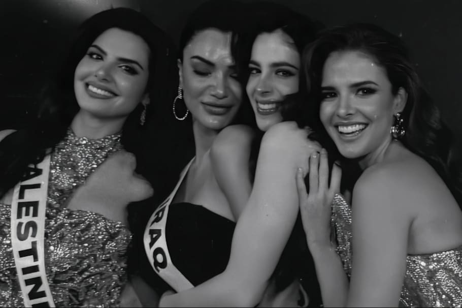 Hanin Al Qoreishy, Miss Iraq, junto a varias compañeras del certamen.